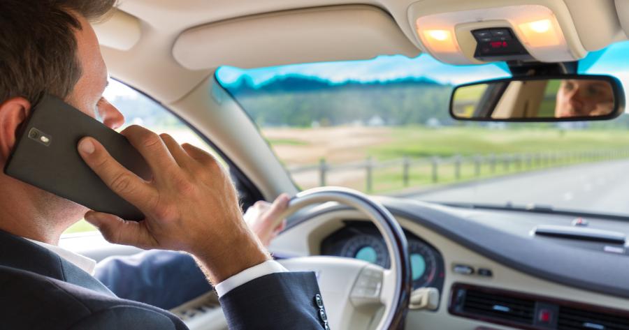 7 motivos para não usar celular enquanto dirige 3 Evite usar celular enquanto dirige