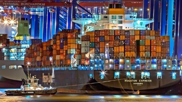 Exemplos de espaços confinados - Operações Marítimas