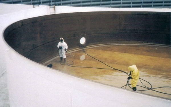 Atividade em espaço confinado - limpeza de tanque