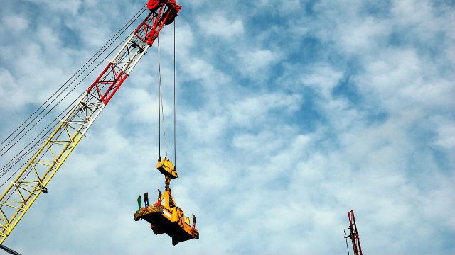 Os operadores de guindastes recebam treinamento adequado para a operação do equipamento