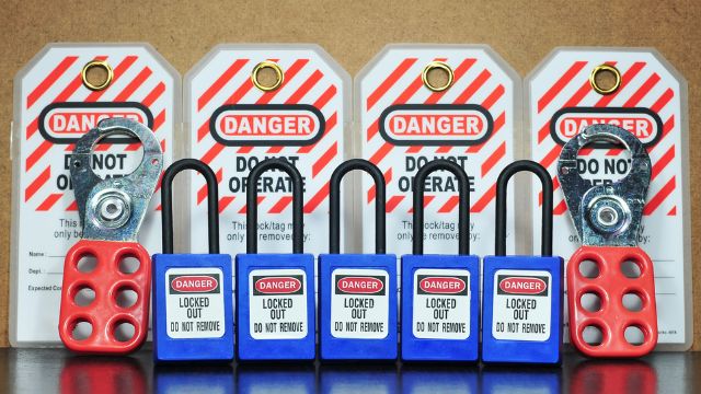 A NR-10 apresenta procedimentos de desenergização.