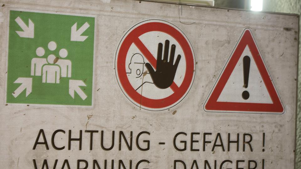 Sinalização de segurança é usada internacionalmente