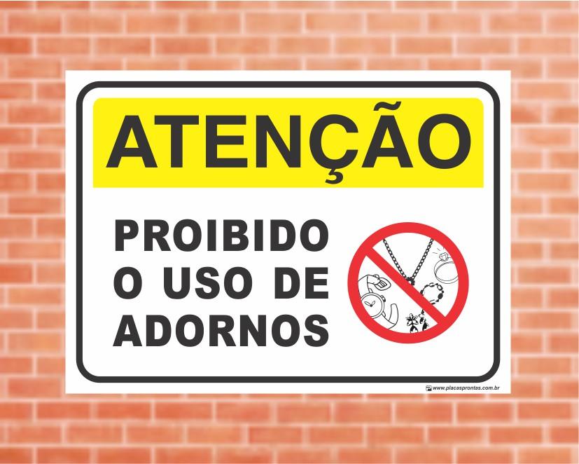 placa atencao sinalizacao atencao e proibido o uso de adornos