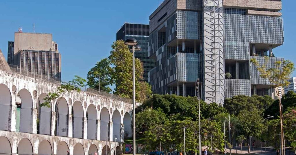 A Petrobras exige APR das suas contratadas. A foto mostra a sede da Petrobras no Rio de Janeiro, próximo aos Arcos da Lapa.