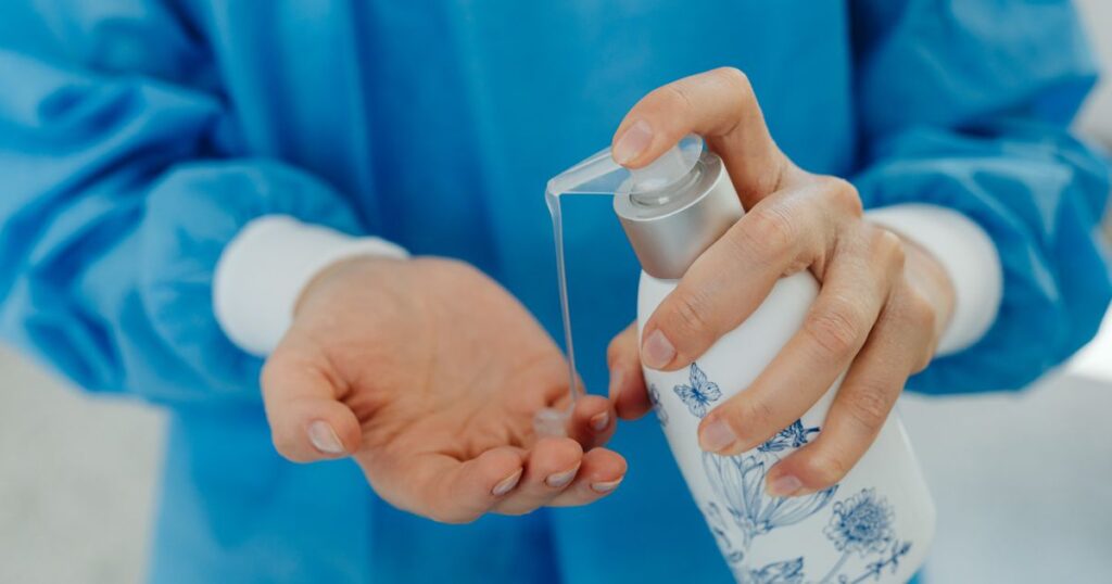 Higiene pessoal no trabalho: hábitos simples que protegem a saúde 4 Higiene pessoal - álcool em gel