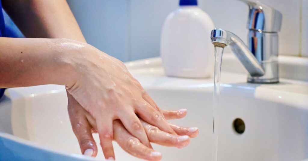 Higiene pessoal no trabalho: hábitos simples que protegem a saúde 3 Higiene pessoal - como lavar as mãos